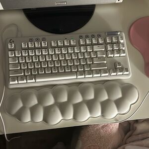 Keyboard wrist rest